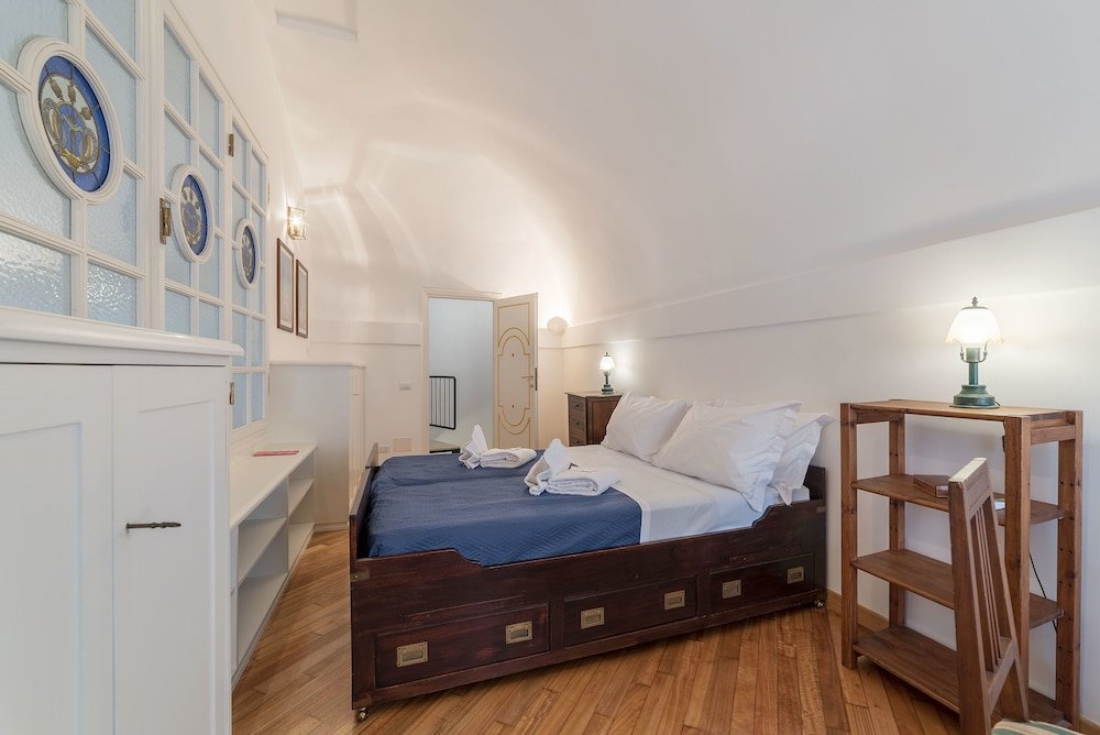 Campitelli Fascinating Apartment - Tap to explore photos