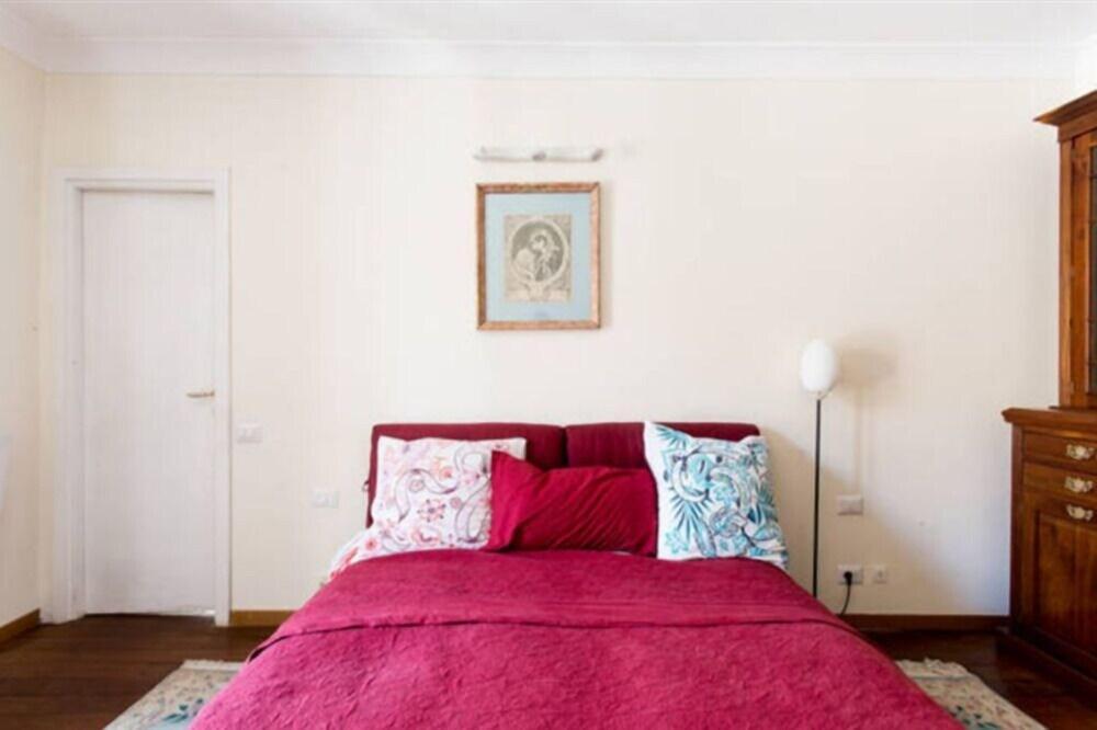 Superbe penthouse to Piazza Navona - Tap to explore photos