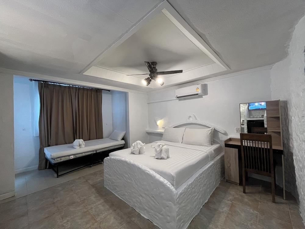 Big Boys' Bed & Burger Room Type - Double Room with Extra Bed