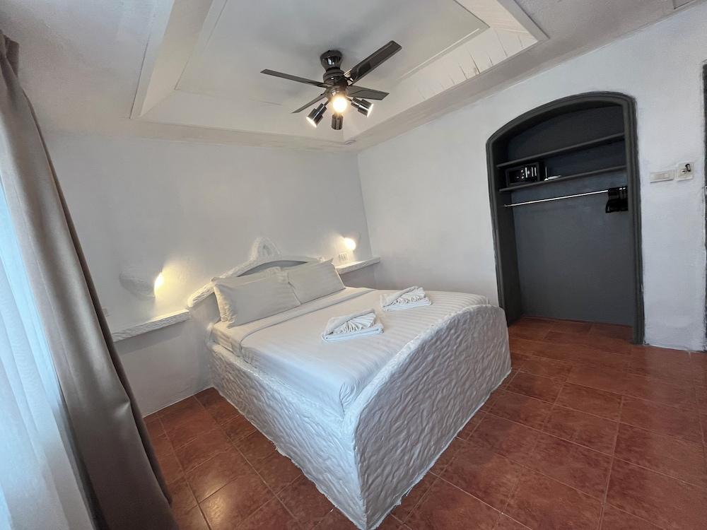Big Boys' Bed & Burger Room Type - Junior Double Room