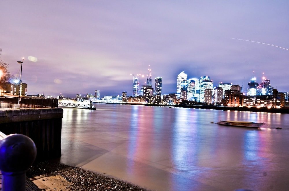 Thames view house - Tap to explore photos