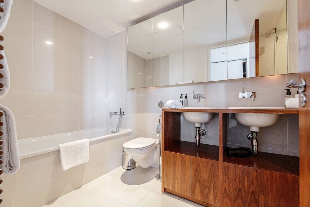 Stunning 2 bed Penthouse apartment - Tap to explore photos