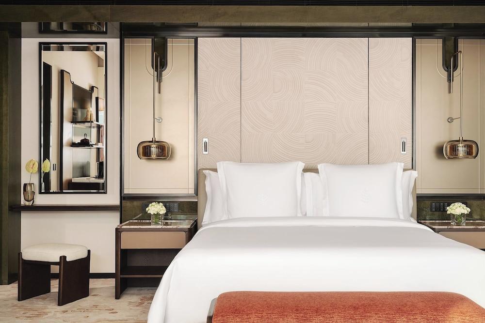 Four Seasons Guangzhou Room Type - Pearl River View King Room with Windowside Bathtub Four Seasons Guangzhou Room Type - Pearl River View King Room with Windowside Bathtub