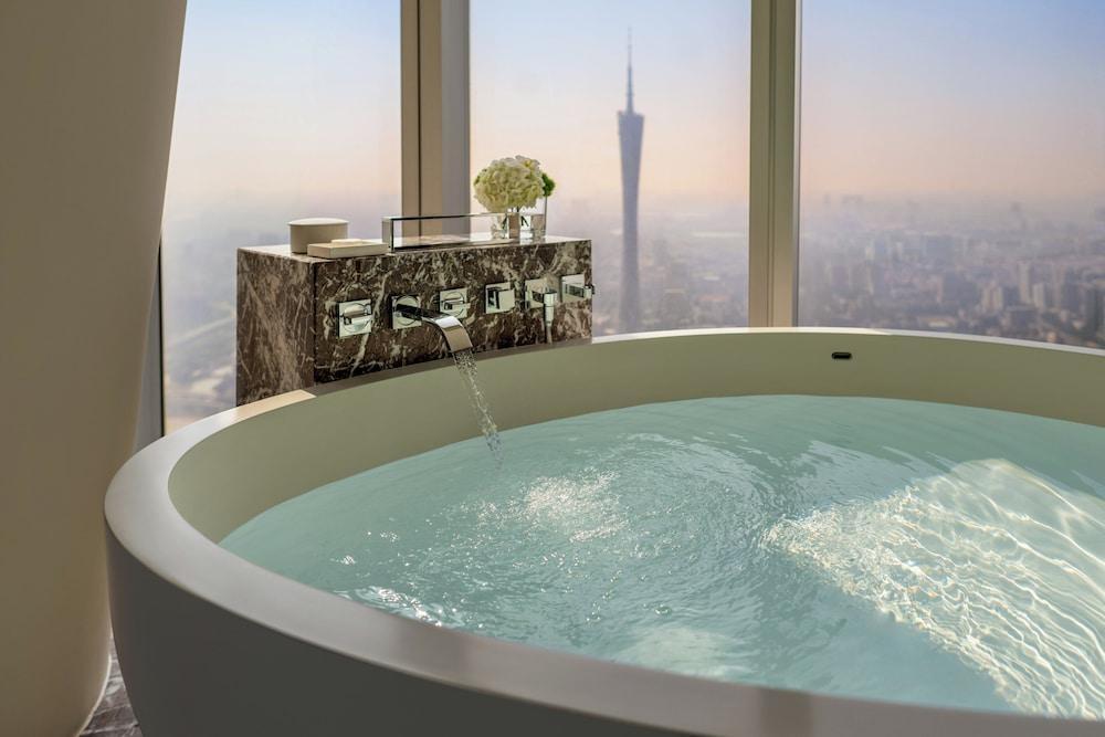 Four Seasons Guangzhou Room Type - Canton Tower View King Room with Windowside Bathtub