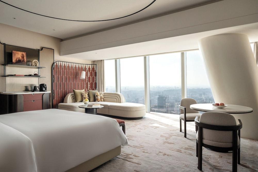 Four Seasons Guangzhou Room Type - Skyline City View Room with One King Bed Four Seasons Guangzhou Room Type - Skyline City View Room with One King Bed