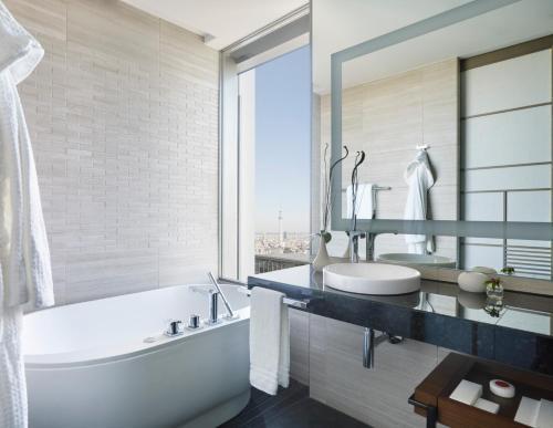 Four Seasons Hotel Tokyo at Otemachi - Tap to explore photos
