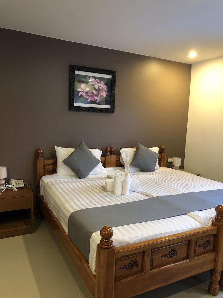 OYO 861 Patong Dynasty Hotel - Tap to explore photos