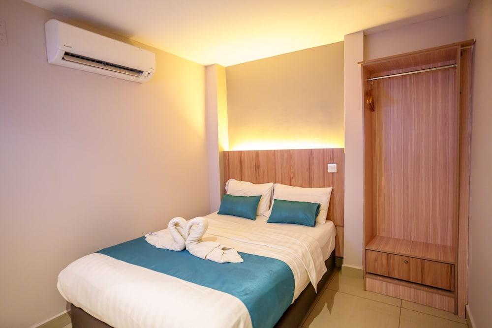 Alaxis Hotel Room Type - DELUXE QUEEN ROOM