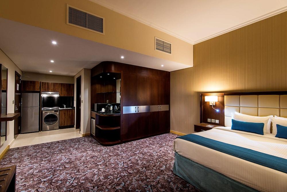 Golden Tulip Doha (Luxury City Hotel) - Tap to explore photos
