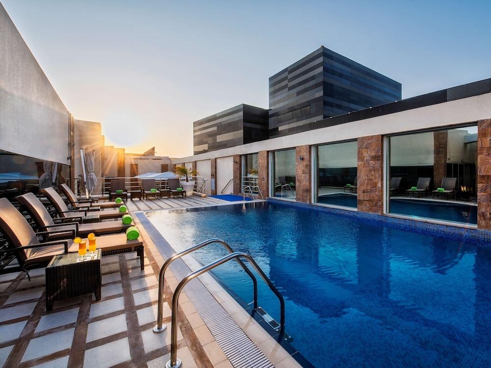 Golden Tulip Doha (Luxury City Hotel) - Tap to explore photos