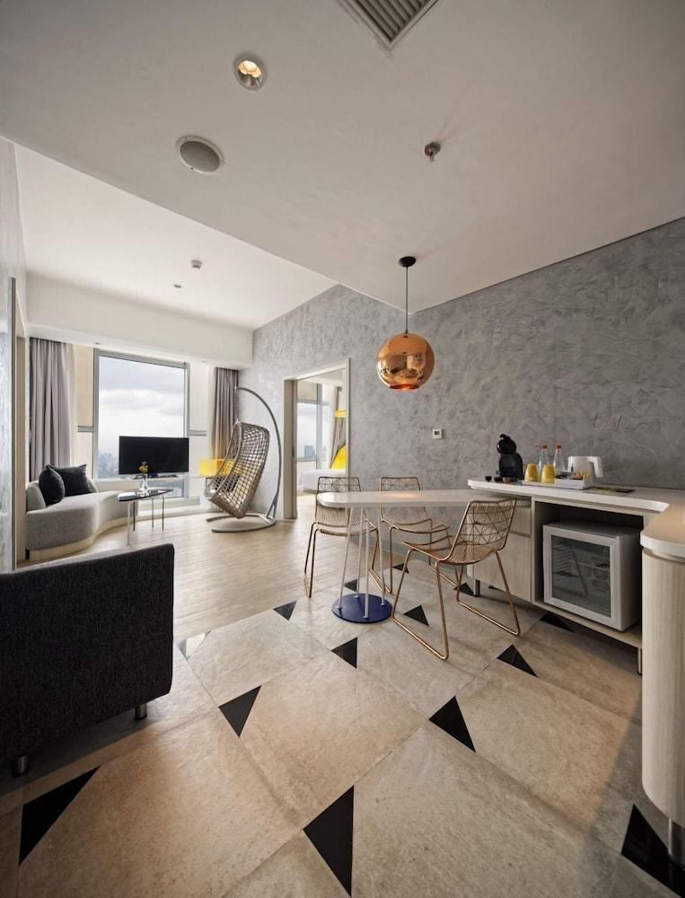 YELLO Hotel Harmoni Jakarta Room Type - Family Suite (Yello Family Suite Room)