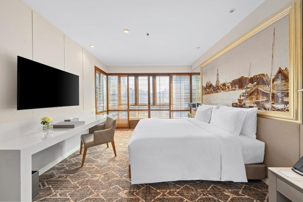 Grande Centre Point Ploenchit Room Type - Corner Balcony Suite
