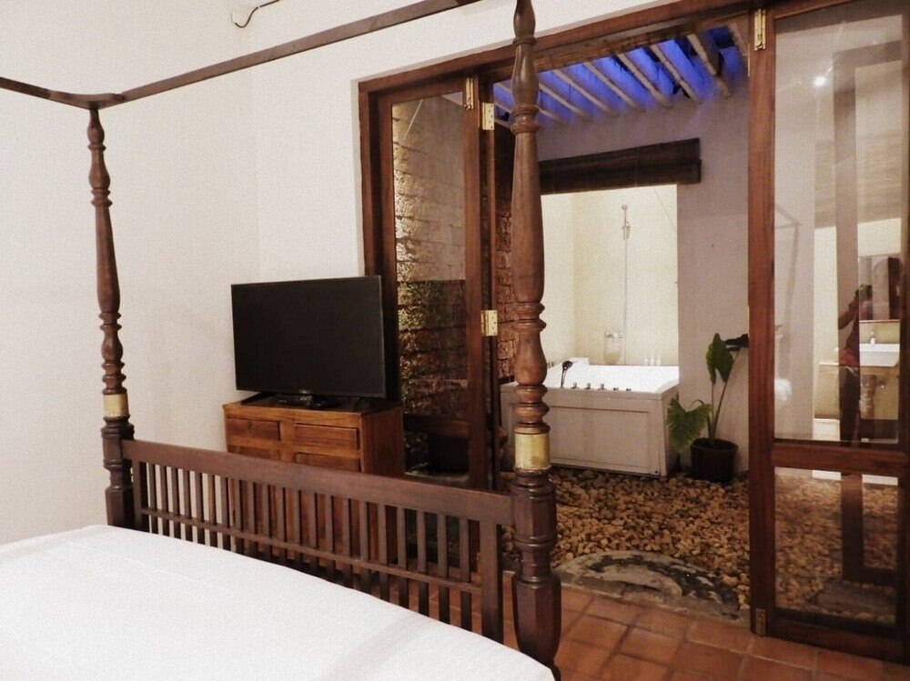 Artisan Villa Colombo Room Type - Traditional Suite, Jetted Tub, Courtyard Area