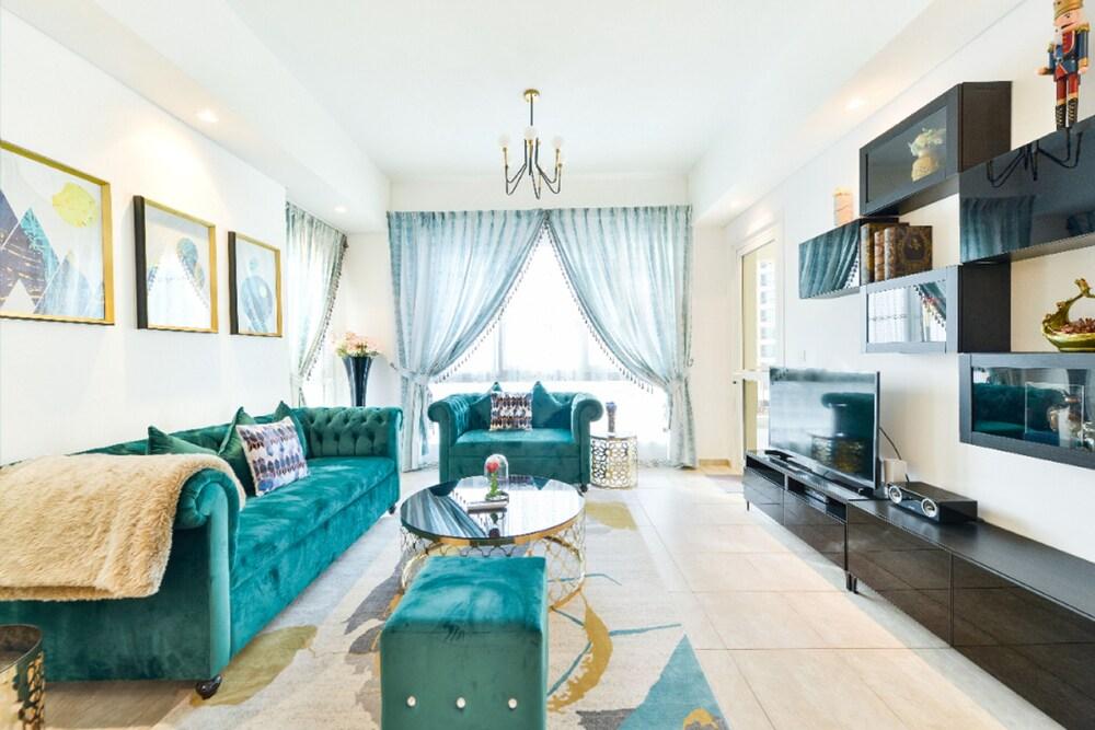 Marvelous 2BR Apt. in Palm Jumeirah - Tap to explore photos