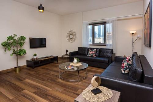 HiGuests - Roomy Apt With Infinity Pool Close to Burj Khalifa - Tap to explore photos