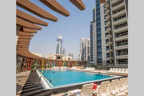 HiGuests - Roomy Apt With Infinity Pool Close to Burj Khalifa - Tap to explore photos
