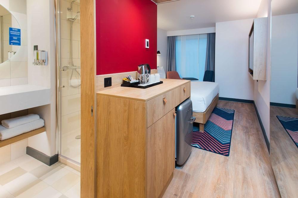 Hampton by Hilton London Park Royal Room Type - QUEEN ROOM