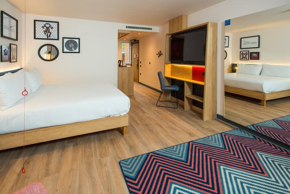 Hampton by Hilton London Park Royal - Tap to explore photos