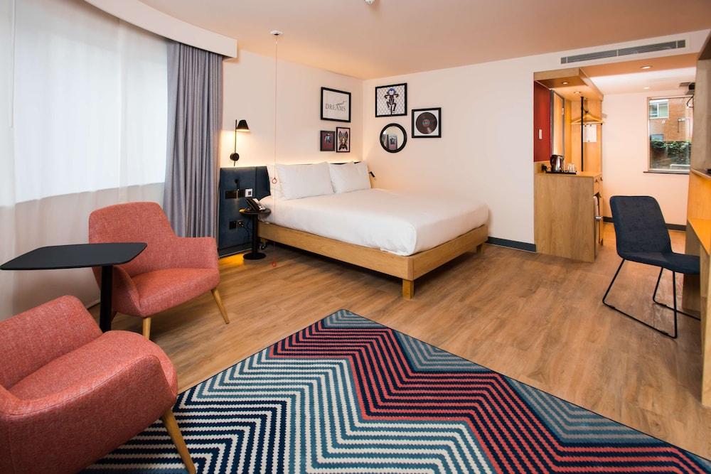 Hampton by Hilton London Park Royal Room Type - KING ACCESSIBLE ROOM