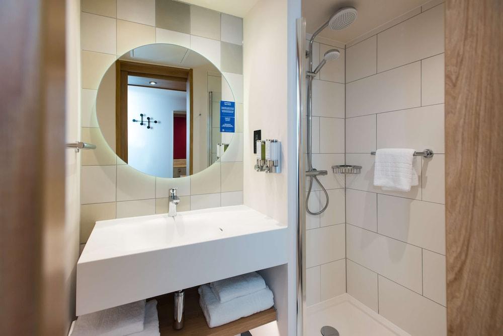 Hampton by Hilton London Park Royal - Tap to explore photos