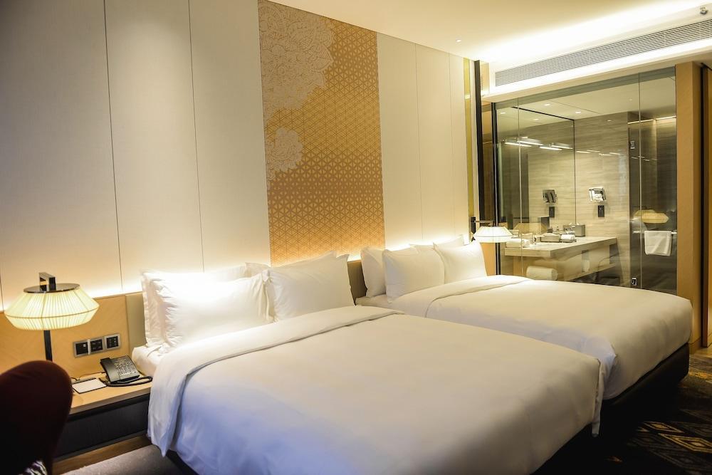 EQ Kuala Lumpur Room Type - Deluxe Room (Queen Double)