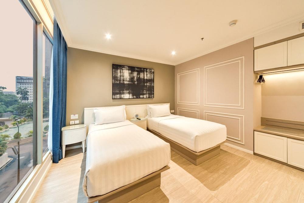 Ashley Sabang Jakarta Room Type - Deluxe Triple Room Ashley Sabang Jakarta Room Type - Deluxe Triple Room