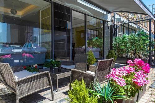 Hotel Shepherds Bush London - Tap to explore photos