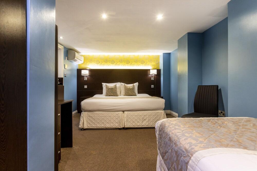 Hotel Shepherds Bush London Room Type - Basic Triple Room, 1 Bedroom (3 single beds)