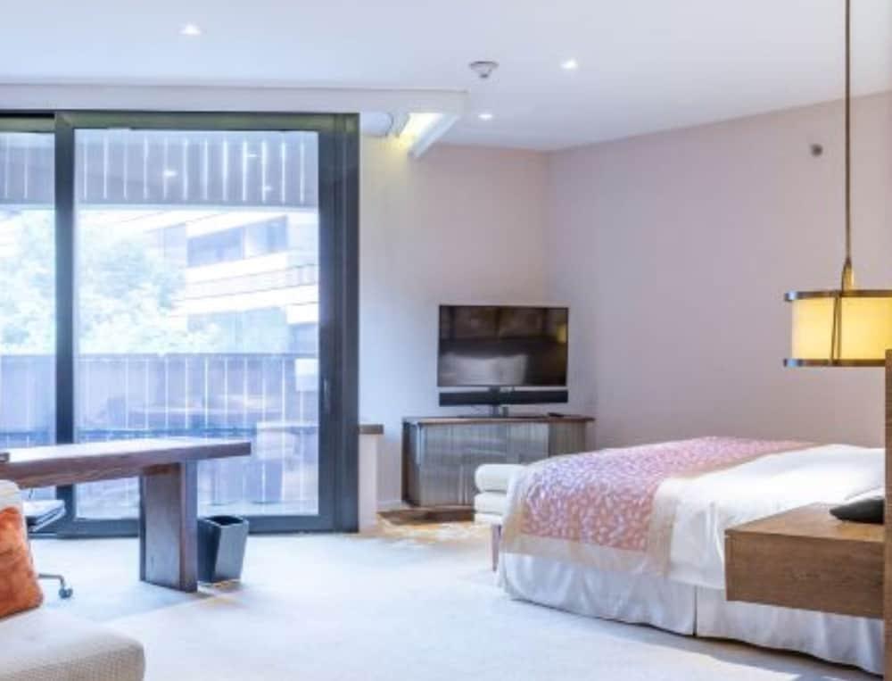 HUALUXE Shanghai Twelve At Hengshan Room Type - 1 King Bed Standard Courtyard View HUALUXE Shanghai Twelve At Hengshan Room Type - 1 King Bed Standard Courtyard View