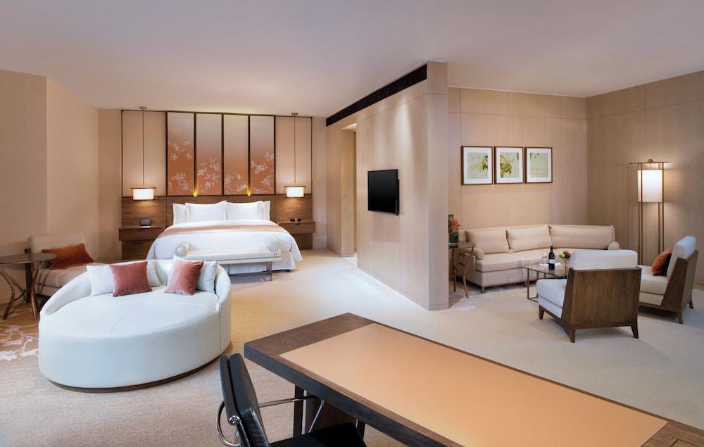 HUALUXE Shanghai Twelve At Hengshan Room Type - Deluxe Suite, 1 King Bed (with Round Daybed)
