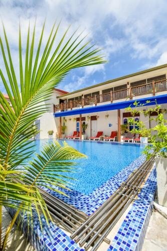 Equatorial Divers Lodge - Tap to explore photos