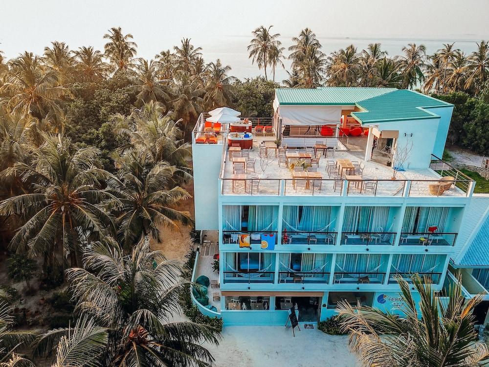 Bliss Dhigurah - Tap to explore photos