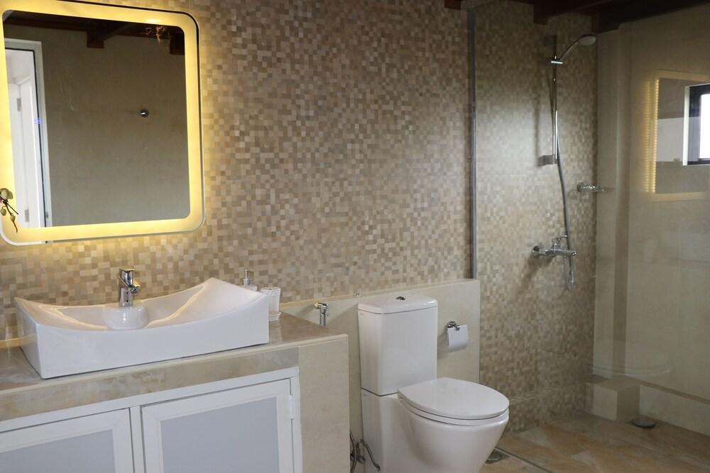 Golf Link Colombo Room Type - Deluxe Double Room, 1 Queen Bed, Accessible, Shared Bathroom