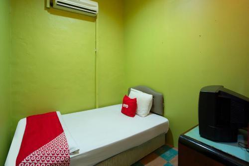 SPOT ON 90137 Casavilla Hotel Pudu - Tap to explore photos