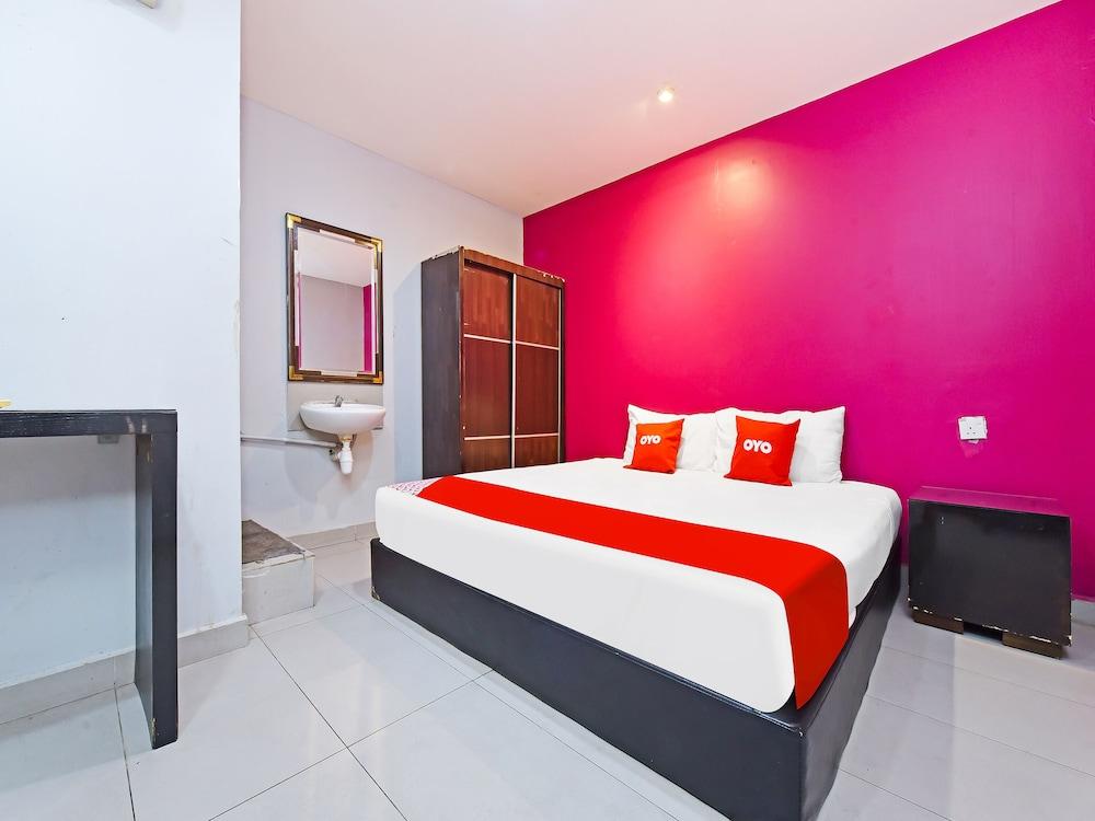 SPOT ON 90138 Hotel Elwarda Klcity - Tap to explore photos