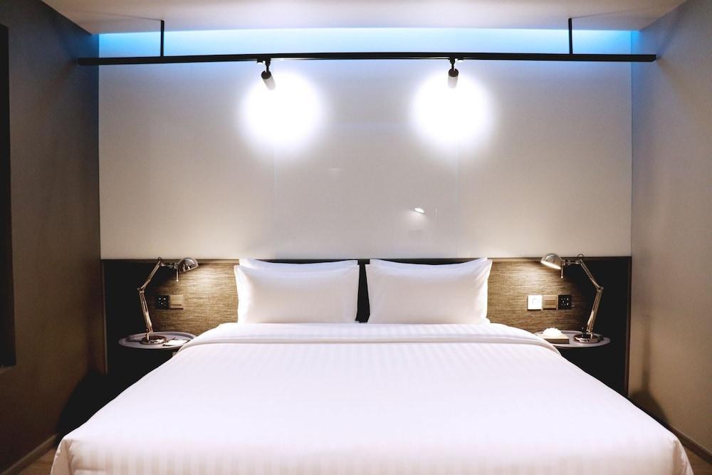 The Quarter Silom By UHG Room Type - 1 Bedroom Balcony King Bed