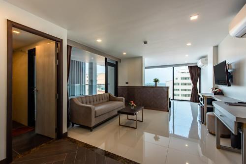 Blackwoods Hotel Pattaya - Tap to explore photos