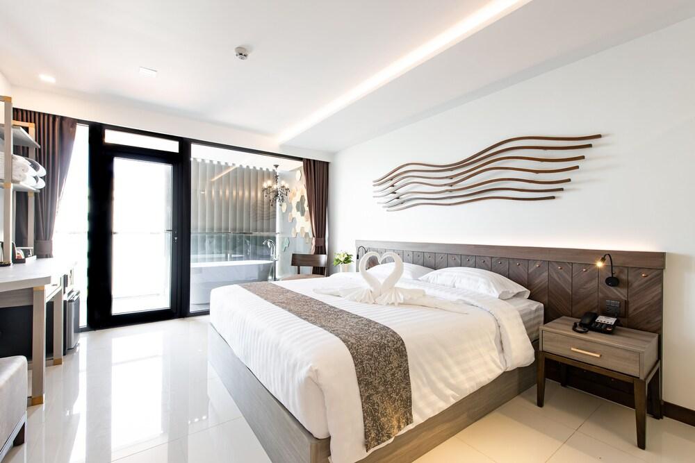Blackwoods Hotel Pattaya  Room Type - Executive Deluxe Sea View