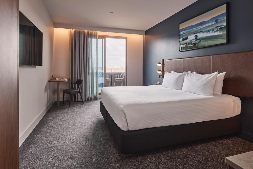 Rydges Ringwood Room Type - Superior Balcony King Room