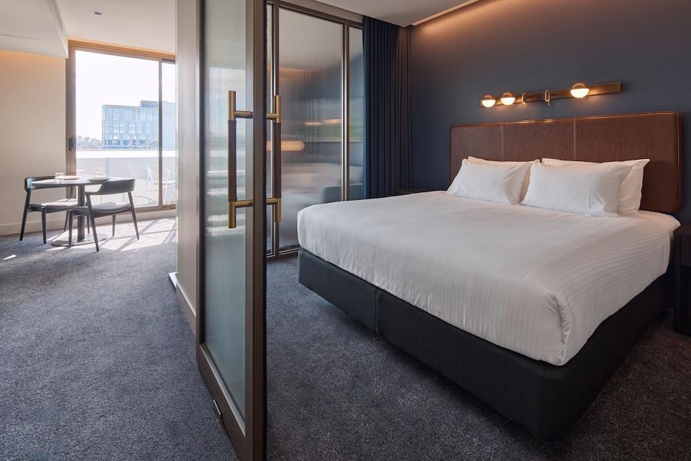 Rydges Ringwood Room Type - One Bedroom King Balcony Apartment