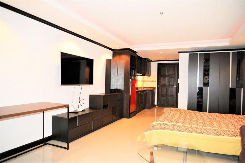 High Floor Studio Apartment at Angket - Sleeps 2 - Tap to explore photos