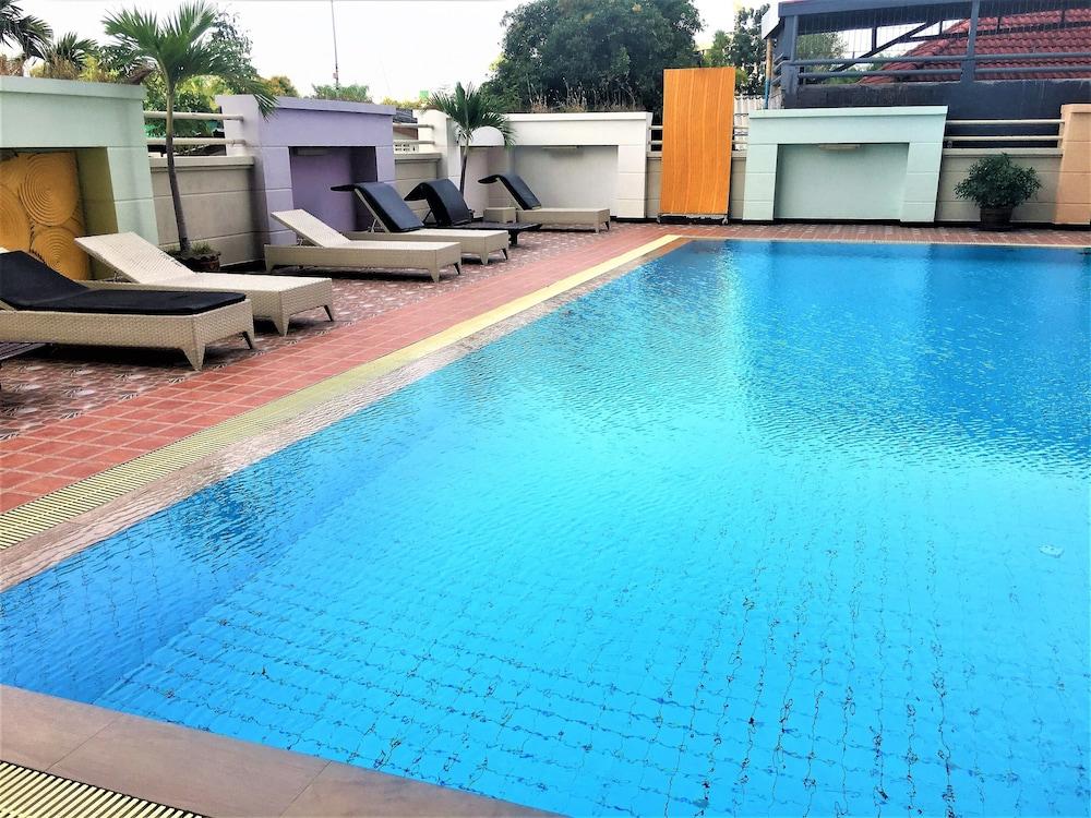 High Floor Studio Apartment at Angket - Sleeps 2 - Tap to explore photos