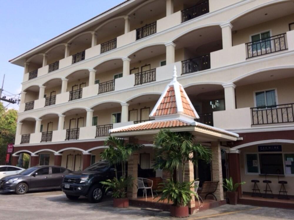 EEC Home North Pattaya - Naklua - Tap to explore photos