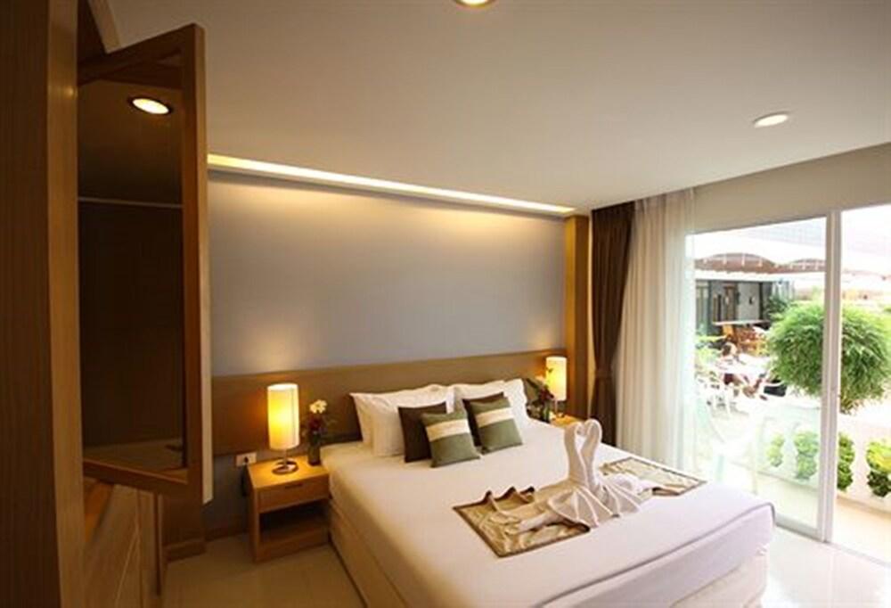 Windmill Resort Pattaya Room Type - Deluxe Room, Poolside