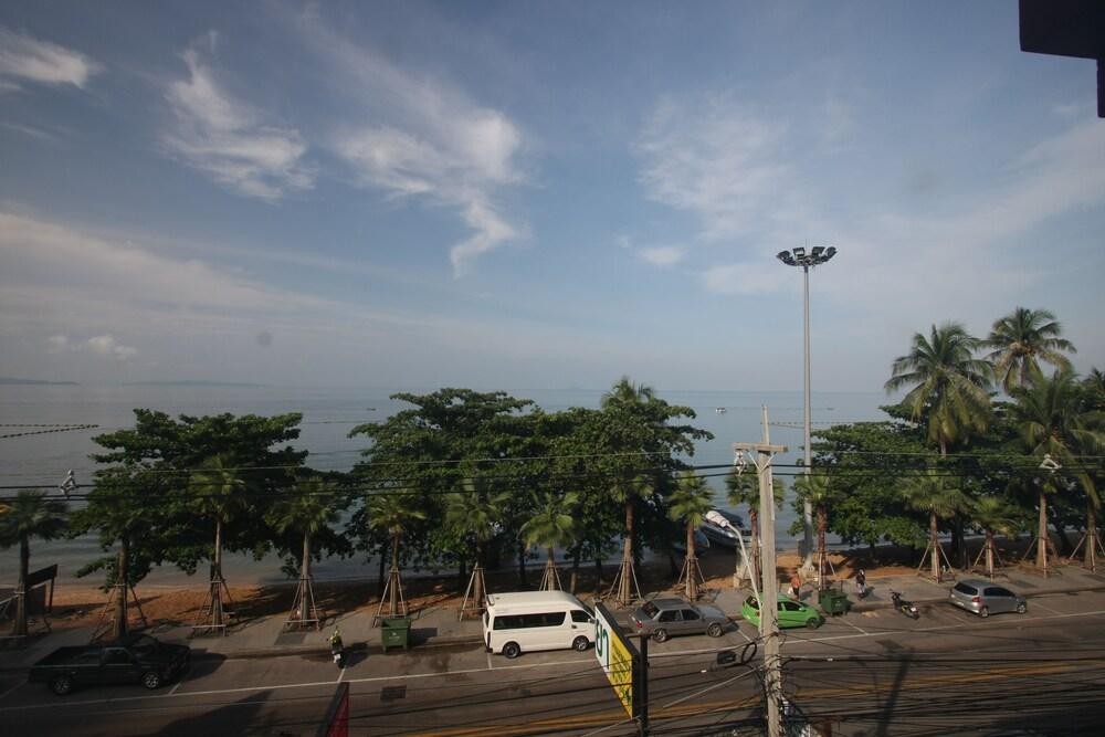 Chantorn Jomtien Guesthouse 1 - Tap to explore photos