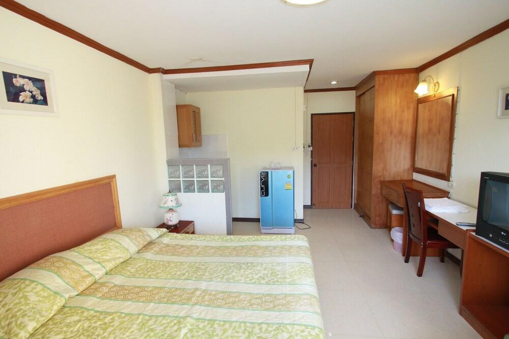 Chantorn Jomtien Guesthouse 1 - Tap to explore photos