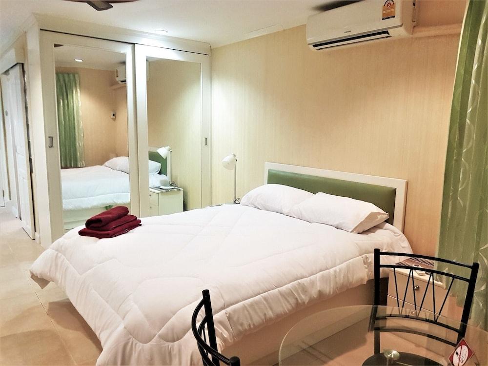 Jomtien Thip Condotel - Tap to explore photos