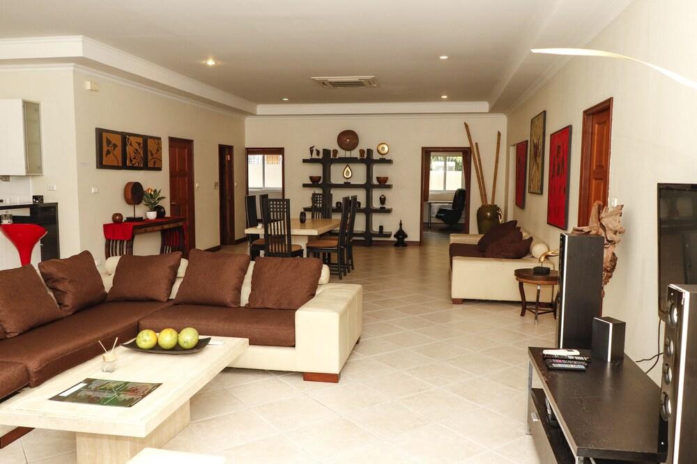 Luxury Private Villa with Pool Jomtien beach - Tap to explore photos
