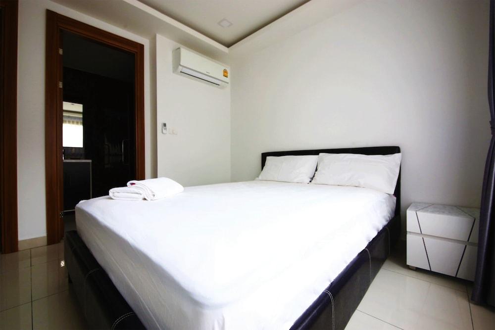 Arcadia Waters Condo Resort Pattaya - Tap to explore photos