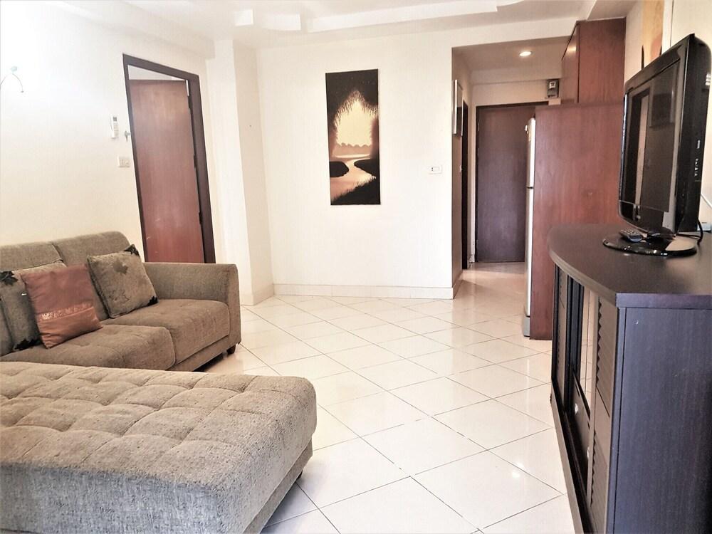 1 bed Apartment Jomtien Beach - Tap to explore photos